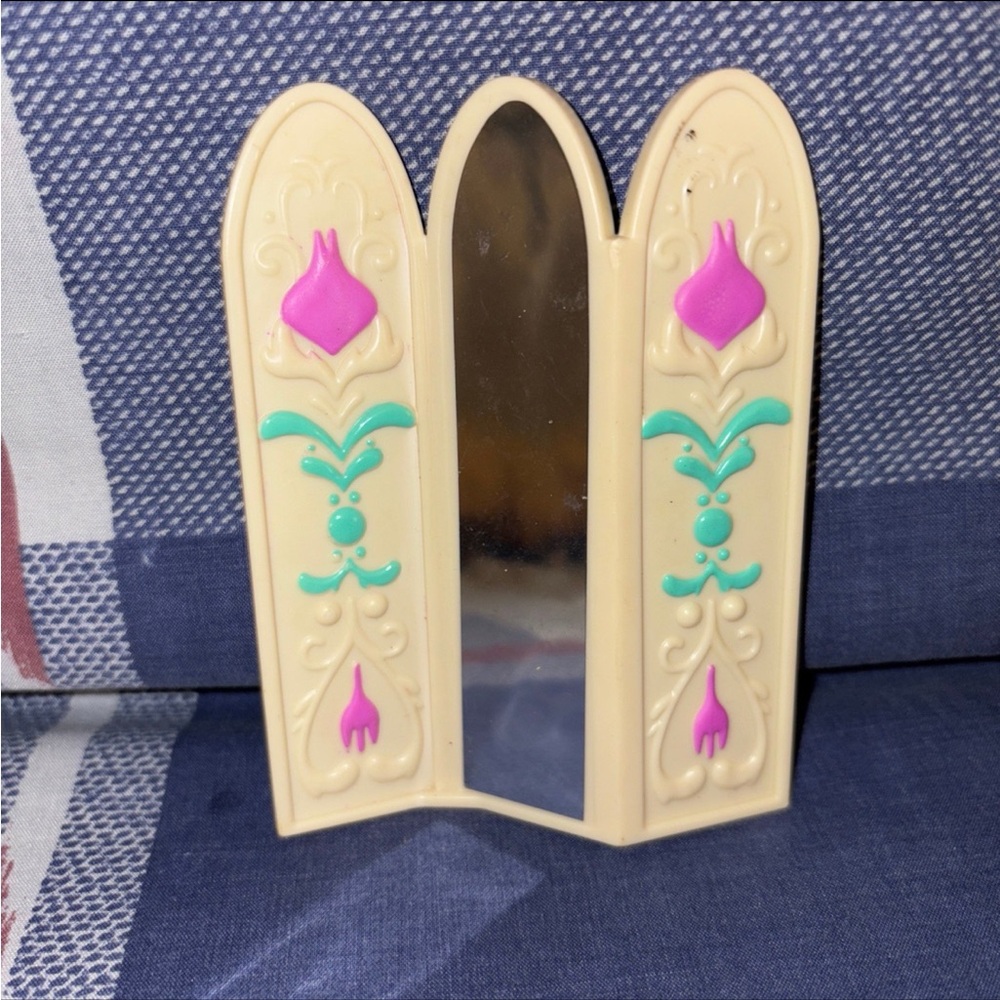 Disney Elsa playset 4 inch mirror wardrobe